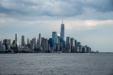 Manhattan şehir merkezinde, Hudson Nehri'ndeki bir tekneden