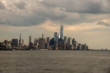 Manhattan şehir merkezinde, Hudson Nehri'ndeki bir tekneden