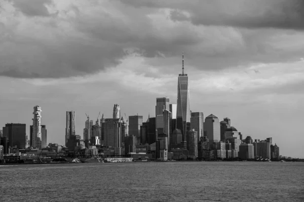 Centre-ville de Manhattan à partir d'un bateau dans le fleuve Hudson — Photo