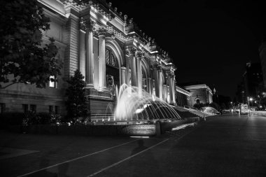 Met önünde hareket halindeki su