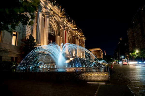 Water in movement in front of the MET — Stock Photo, Image