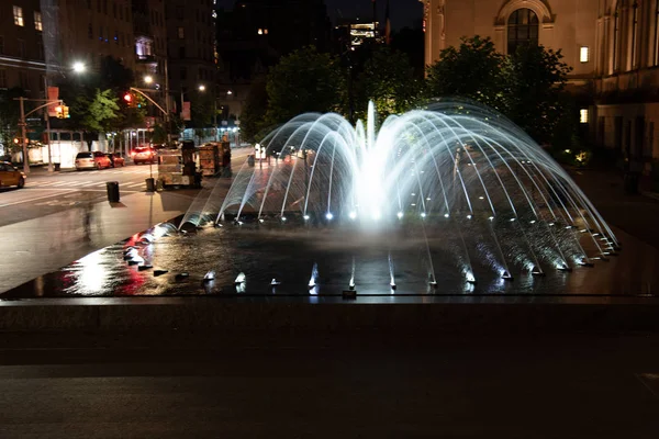 Met önünde hareket halindeki su — Stok fotoğraf