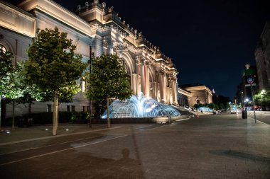 Met önünde hareket halindeki su