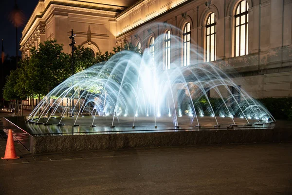 Agua en movimiento frente al MET — Foto de Stock