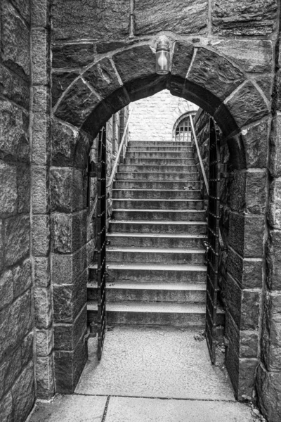 New York'ta romanesk ve gotik bir binaya kapı