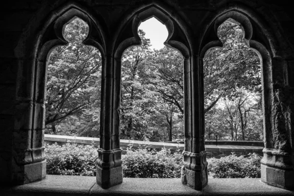 Gotische Fenster zu einem Garten — Stockfoto