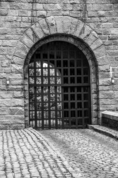 Tür zu einem romanischen und gotischen Gebäude in nyc — Stockfoto