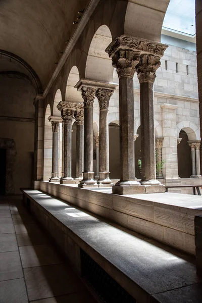 Claustro con areches y columnas en Nueva York —  Fotos de Stock