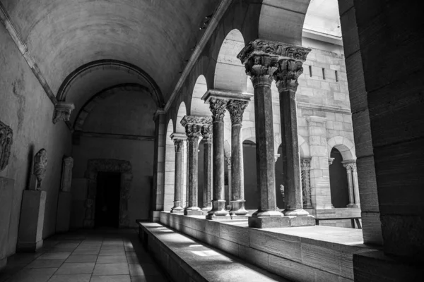 Claustro con areches y columnas en Nueva York —  Fotos de Stock