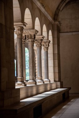 Cloister ile isches ve sütunlar Nyc