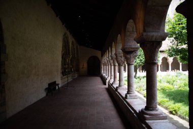 Cloister ile isches ve sütunlar Nyc