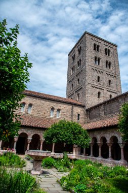Cloister ile isches ve sütunlar Nyc