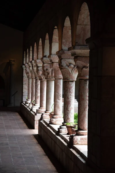 Claustro con areches y columnas en Nueva York — Foto de Stock