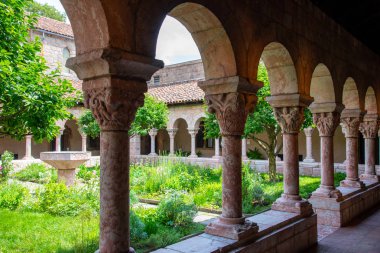 Cloister ile isches ve sütunlar Nyc