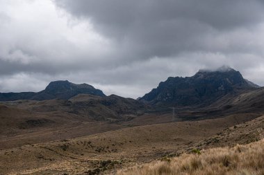 Bulutlu bir günde Wawa Pichinca volkanı