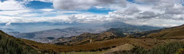 Quito a Pichincha vulkánból — Stock Fotó