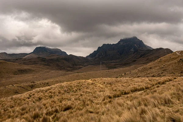 Volcan Wawa Pichinca par temps nuageux — Photo