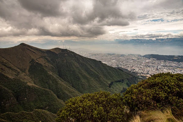 Quito a Pichincha vulkánból — Stock Fotó