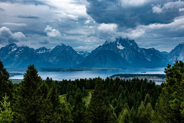 Grand Teton bergketen vanaf een uitkijkpunt — Stockfoto