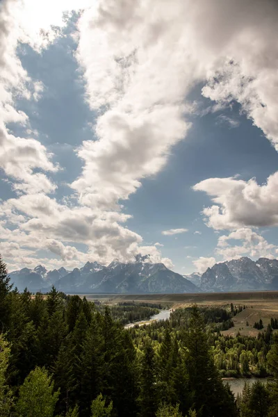 Grand Teton gama de montanhas a partir de um ponto de vista — Fotografia de Stock