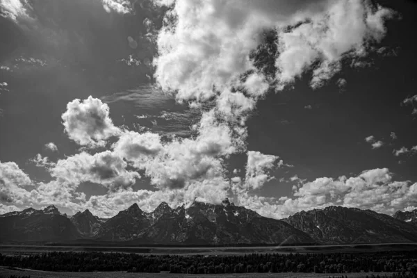 Grand Teton bergketen vanaf een uitkijkpunt — Stockfoto