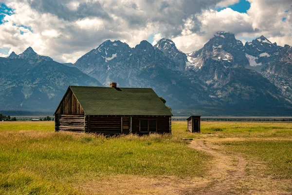 Casa mormona junto a la montaña — Foto de Stock