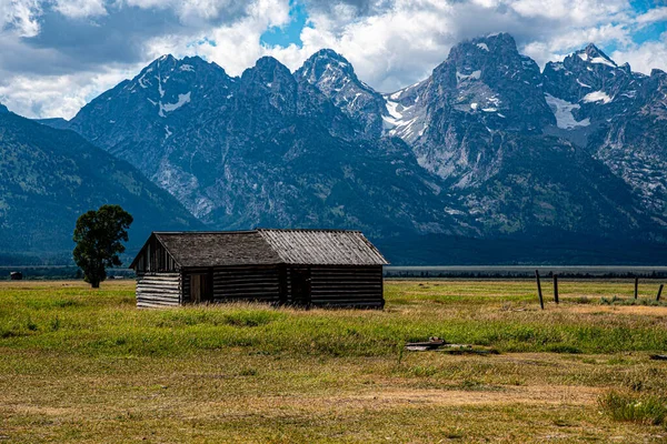 Casa mormona junto a la montaña — Foto de Stock