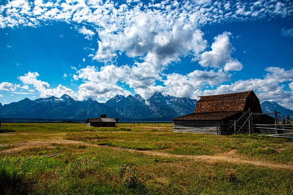 Casa mormone e fienile vicino alla montagna — Foto Stock