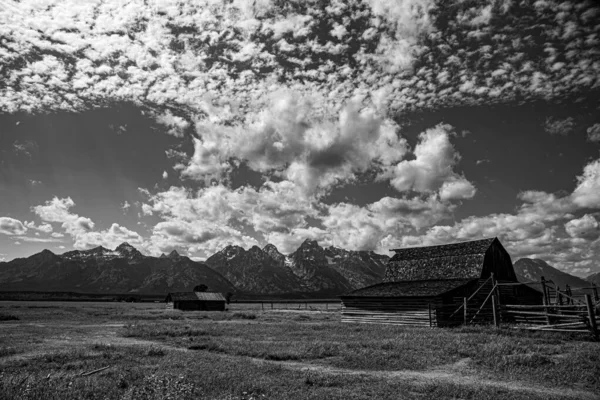 Casa mormone e fienile vicino alla montagna — Foto Stock