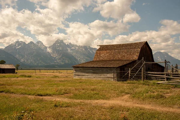 Hogar mormón y granero junto a la montaña —  Fotos de Stock