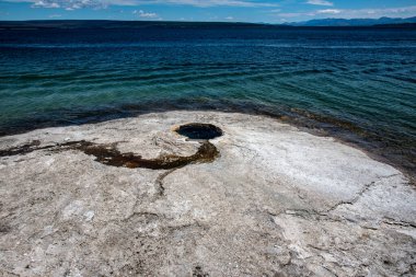Yellowstone Ulusal Parkı 'nın batısında jeotermal özellik (U