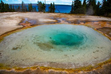Yellowstone Ulusal Parkı 'nın batısında jeotermal özellik (U