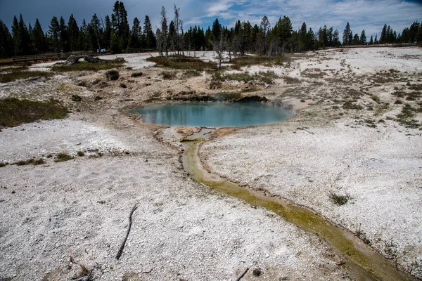 Característica geotérmica al oeste en el Parque Nacional Yellowstone (U — Foto de Stock