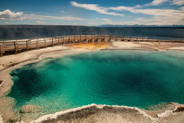 Geothermal feature at west thumb at Yellowstone National Park (U — Stock Photo, Image