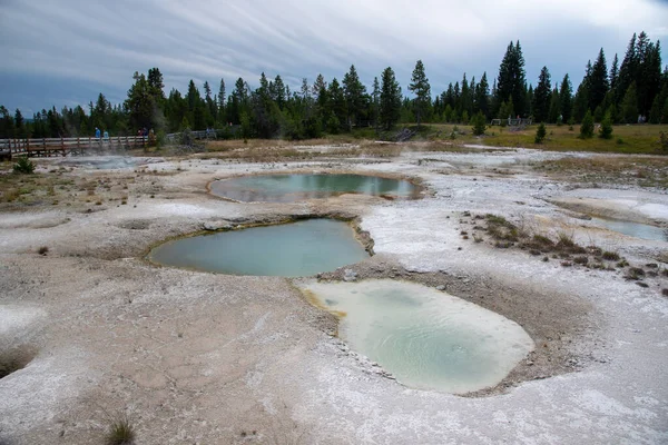 Característica geotérmica al oeste en el Parque Nacional Yellowstone (U — Foto de Stock