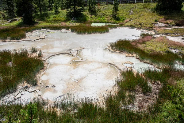 Característica geotérmica al oeste en el Parque Nacional Yellowstone (U — Foto de Stock