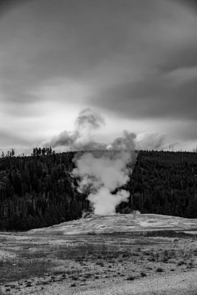 Iconic geyser in Yellowstone, the old Faitful — Stock Photo, Image