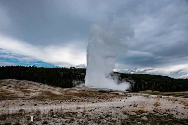 Geiser icónico en Yellowstone, el viejo Faitful —  Fotos de Stock