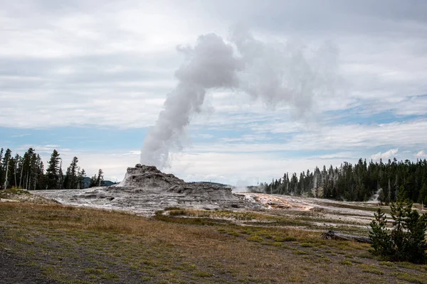 Geothermal feature at old faithful area at Yellowstone National — Stock Photo, Image