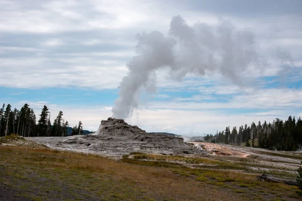 Geotermikus jellemzők a Yellowstone National régi hűséges területén — Stock Fotó