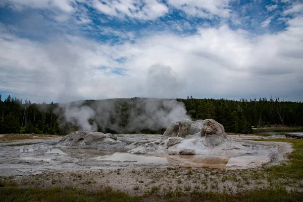 Geotermikus jellemzők a Yellowstone National régi hűséges területén — Stock Fotó