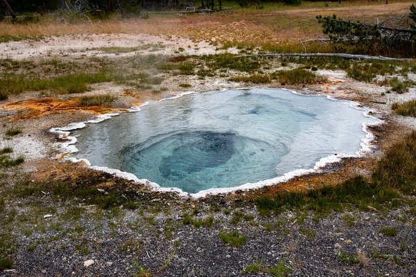 Yellowstone National 'ın eski sadık bölgesinde jeotermal özellikler — Stok fotoğraf