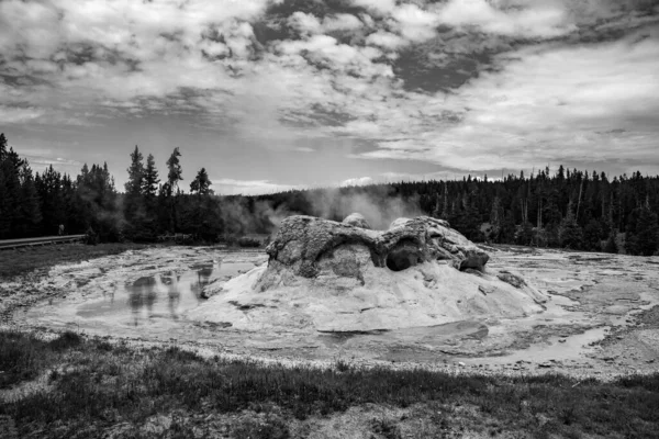 Geotermikus jellemzők a Yellowstone National régi hűséges területén — Stock Fotó