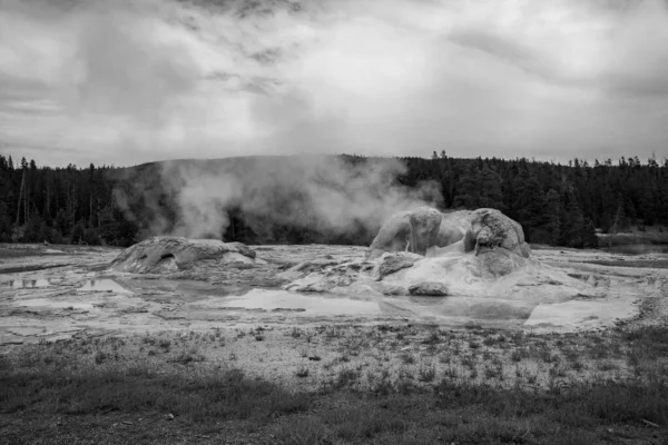 Геотермальна особливість старої вірної території в Єллоустонському національному парку. — стокове фото