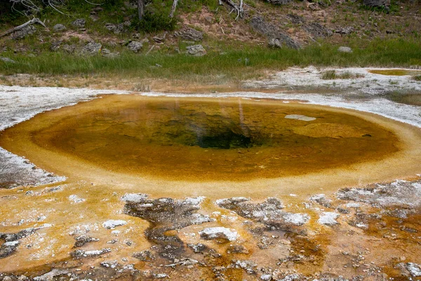 Caractéristique géothermique à l'ancienne zone fidèle à Yellowstone National — Photo