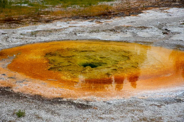 Caractéristique géothermique à l'ancienne zone fidèle à Yellowstone National — Photo