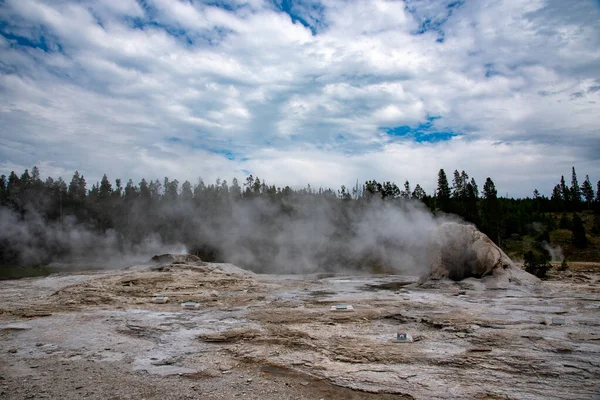 Charakterystyka geotermalna na starym wiernym terenie w Yellowstone National — Zdjęcie stockowe