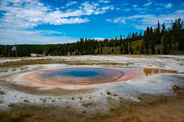 Caractéristique géothermique à l'ancienne zone fidèle à Yellowstone National — Photo