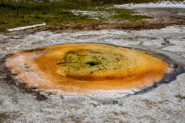 Charakterystyka geotermalna na starym wiernym terenie w Yellowstone National — Zdjęcie stockowe