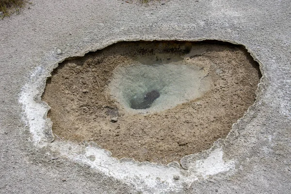 Característica geotérmica en la antigua zona de los fieles en Yellowstone National — Foto de Stock